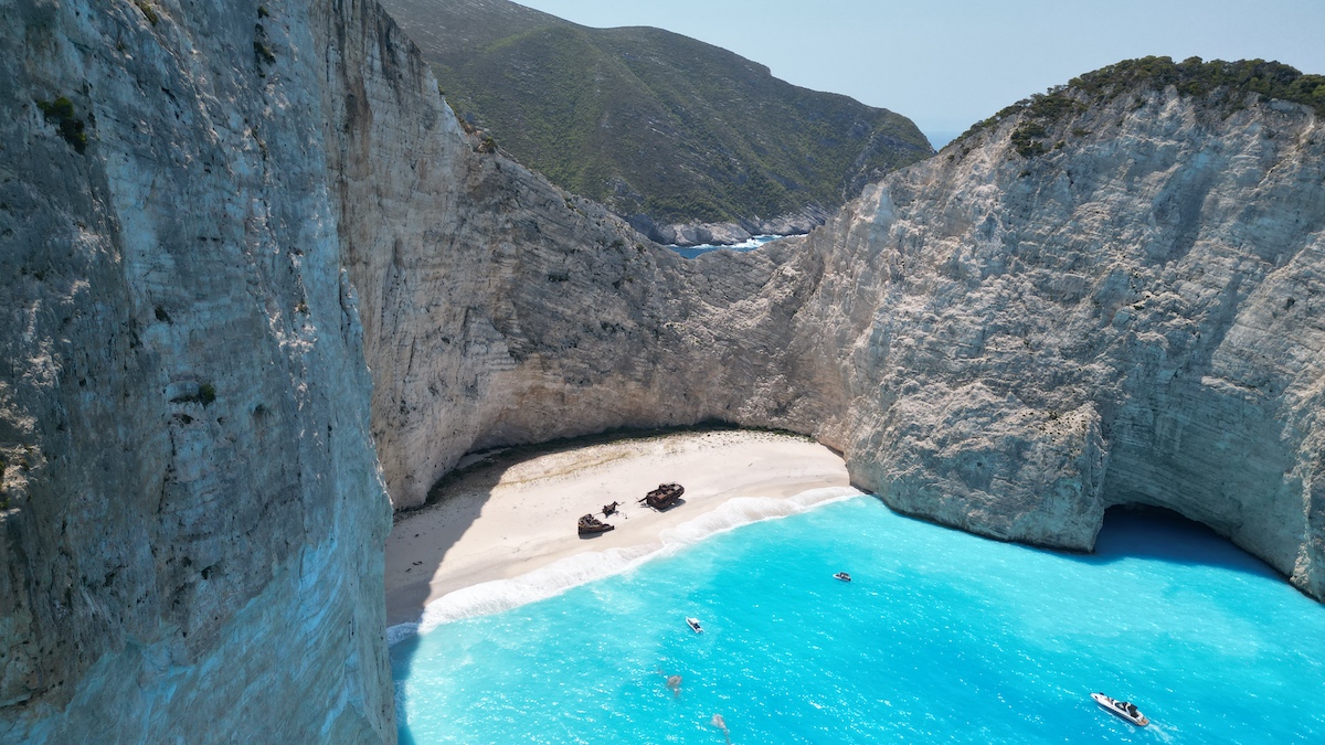 Pláž Navagio na Zakynthosu zavřeli kvůli geologii. Vápenec nad zátokou praská mechanismem, který nelze zastavit