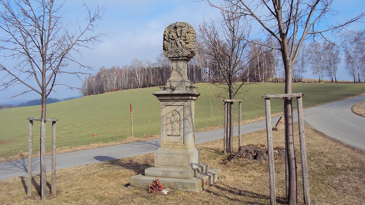 Tip na výlet bez lidí. Zaniklá vesnice u Jedovnic z 13. století: archeologové objevili základy jen pár metrů od turistické cesty