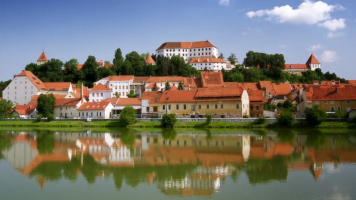 Ptuj: termální voda tu vyvěrá z tektonické pukliny staré miliony let. Od české trasy do Chorvatska odbočíte na 10 minut
