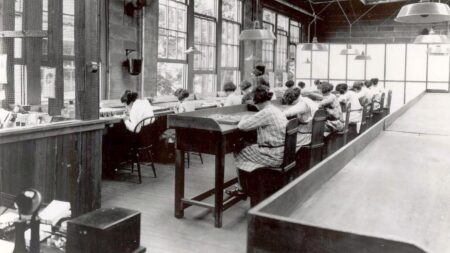 Radium Girls zaplatily zdravím za svítící ciferníky. Jejich případ změnil pracovní právo