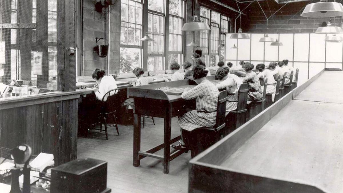 Radium Girls zaplatily zdravím za svítící ciferníky. Jejich případ změnil pracovní právo
