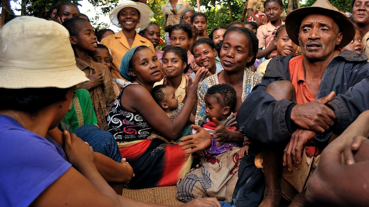 Na Madagaskaru rodiny vytahují mrtvé z hrobek a tančí s nimi. Rituál drží víra v předky jako živou autoritu