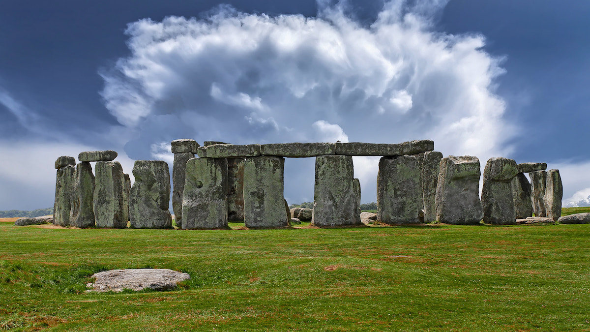 Stonehenge vznikal po etapách a některé kameny putovaly z překvapivě vzdálených míst