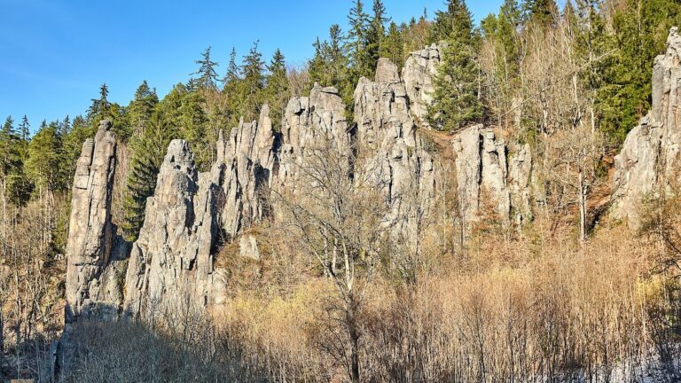 Svatošské skály jsou skoro bez lidí, přitom se vyrovnají Českému ráji. Stvořila je řeka Ohře a mrazové zvětrávání 