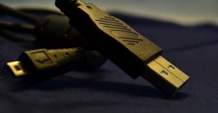 USB kabel s čipem za 1 650 Kč dokáže přepsat firmware vaší klávesnice. Napadený počítač nerozeznáte ani antivirem