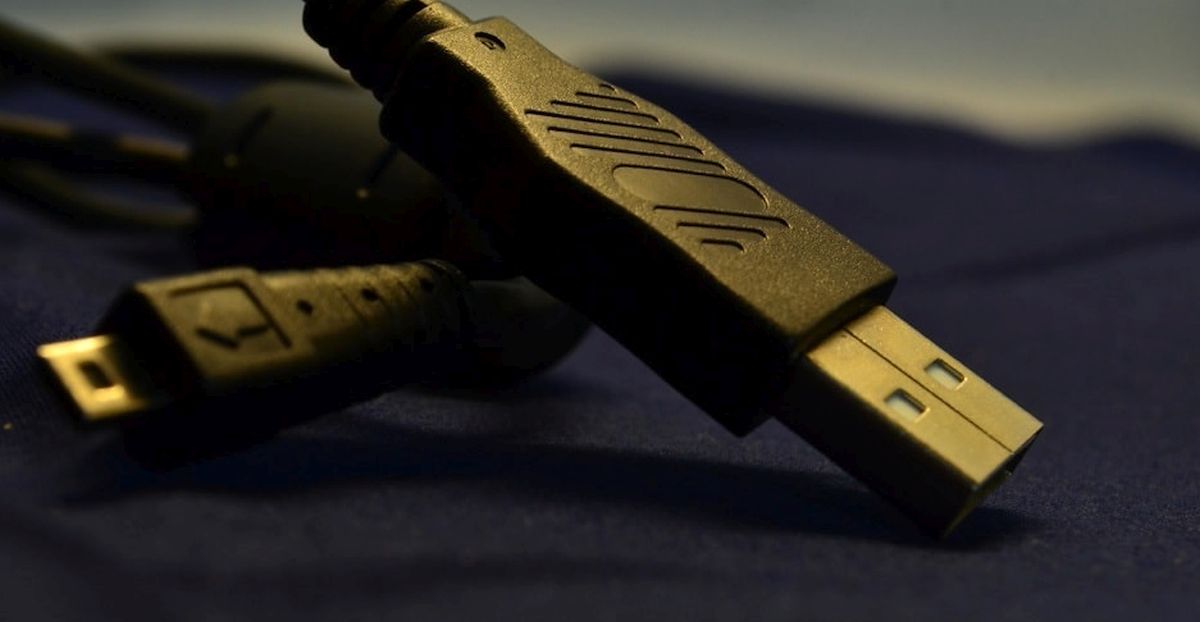 USB kabel s čipem za 1 650 Kč dokáže přepsat firmware vaší klávesnice. Napadený počítač nerozeznáte ani antivirem