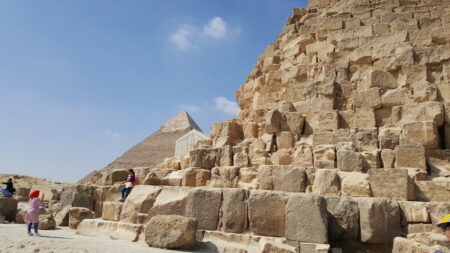 Robotický průzkum Velké pyramidy odhalil v nepřístupné šachtě okrové stavební značky
