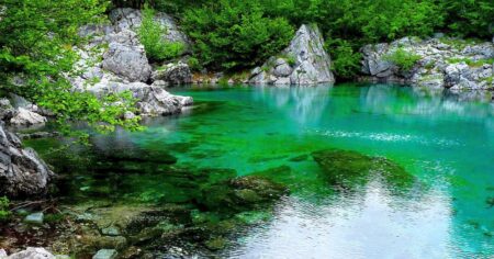 U Karlštejna se pod železniční tratí skrývá obří podzemní jezero hluboké 67 metrů. Veřejnost tam nesmí