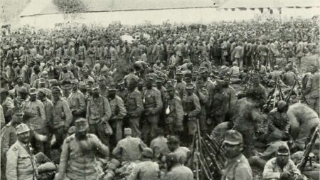 McCain mohl odejít z vietnamského zajetí díky otci admirálovi. Zůstal dalších 5 let a už nikdy nezvedl ruce nad hlavu