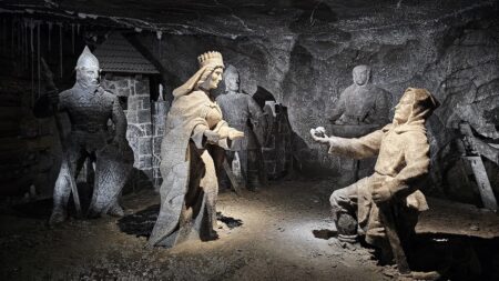Solný důl Wieliczka ukrývá podzemní kaple, jezera a sochy vytvořené horníky
