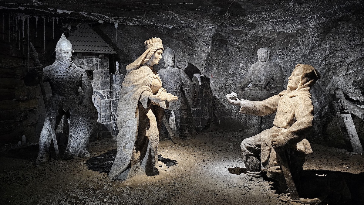 Solný důl Wieliczka ukrývá podzemní kaple, jezera a sochy vytvořené horníky