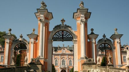 Rokokový zámek Nové Hrady získal přezdívku české Versailles díky podobě s francouzskými sídly. A zaslouženě