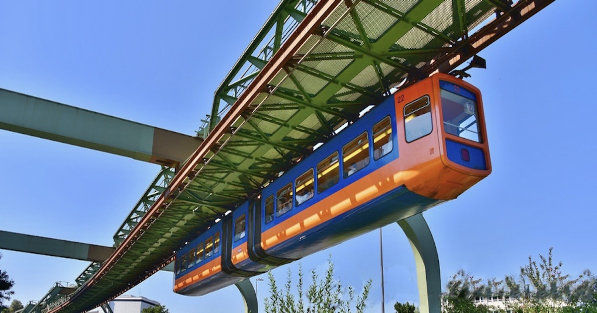 Ocelová dráha nad řekou Wupper nese vlak už 125 let. Pod ní mezitím vyrostlo celé město, vidělo i příjezd slona