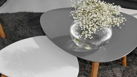 Židle z IKEA za 25 000 Kč nebyla pohodlná ani v 90. letech. Cenu dnes žene materiál desek, který průmysl opustil