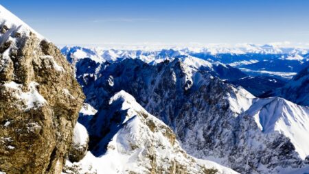 Cestu přes Alpy ve výšce 2 474 m obvykle blokuje sníh do června. Letos ji uvolnili za tři týdny, důvodem je posun lavinové situace