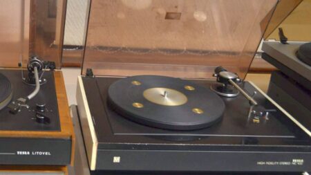 Zlatá éra československého vinylu: Retro gramofon Tesla ze sedmdesátých let má dnes cenu tisíců