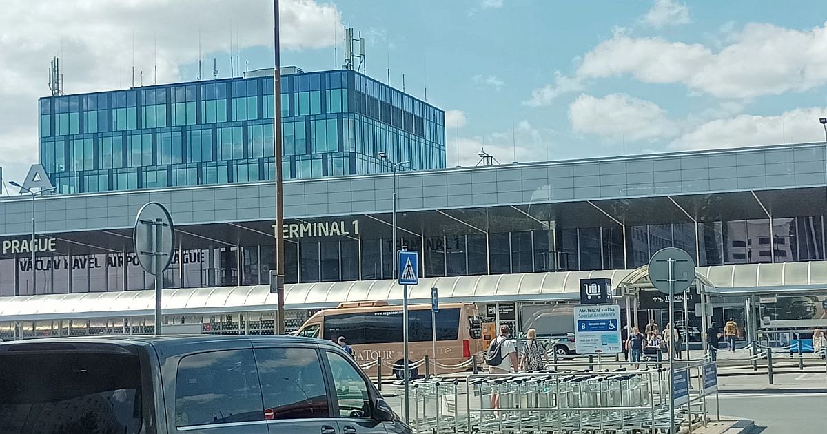 Letiště v Praze odbavuje desítky tisíc lidí denně. Za plynulostí stojí systém vrstev, kde každá zachycuje jiný typ rizika