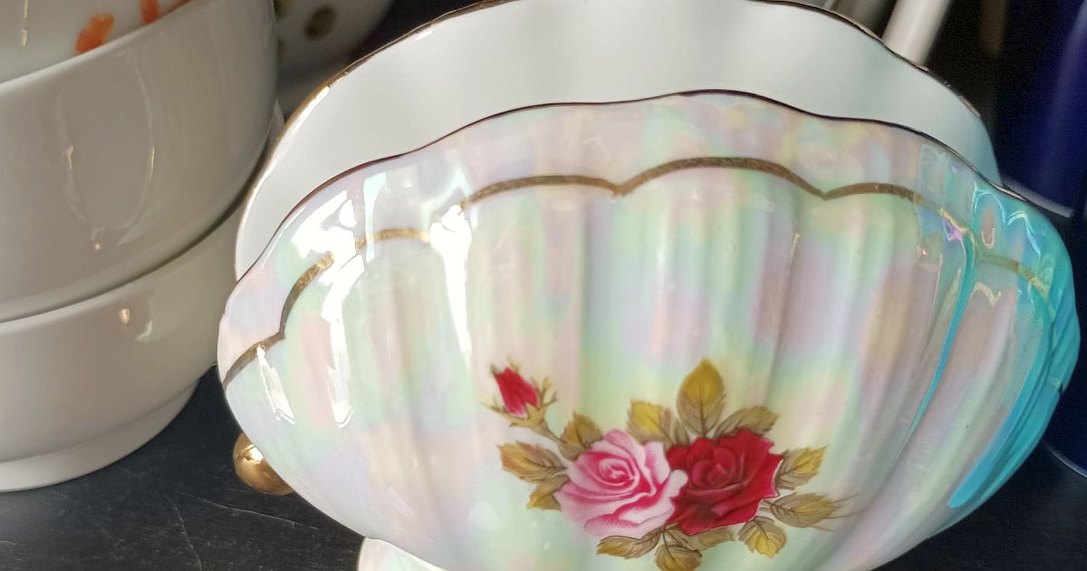 Porcelánová cukřenka za tisíce korun. Pozná se podle drobných otvorů v hlíně, které řemeslníci vyřezávali před výpalem