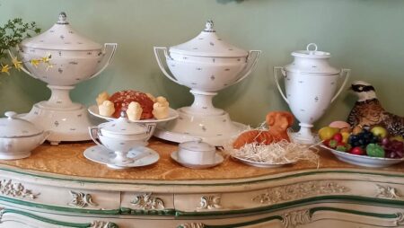 Porcelán za statisíce poznáte podle značky na spodku. Klíčové jsou zkřížené meče a čtyři české symboly