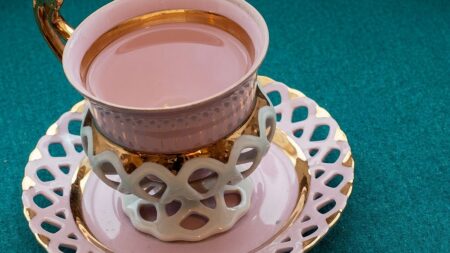 Značka na spodku šálku může prozradit cenný porcelán. Sběratelé hledají kusy se zlatým dekorem z 19. století