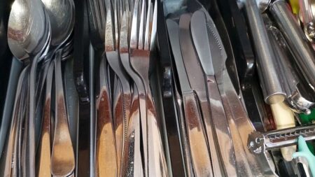 Cibulák z východního Německa: Nepoužitá sada příborů v krabici vám vydělá i tisícovku