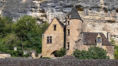 Údajně nejmenší hrad světa je opět na prodej, nabízí neobvyklé bydlení v historické stavbě