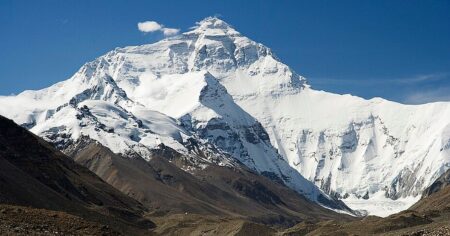 Horolezci míjejí mrtvolu v zelených botách 350 metrů pod vrcholem Everestu. Po 30 letech DNA odhalila, komu tělo patří