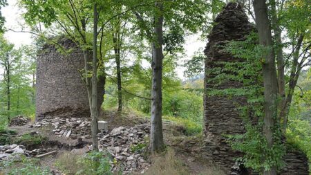 Hrad Pyšolec nad Svratkou zná jen málokdo. Šlechta ho postavila na geologickém zlomu, který jim dal přirozenou ochranu