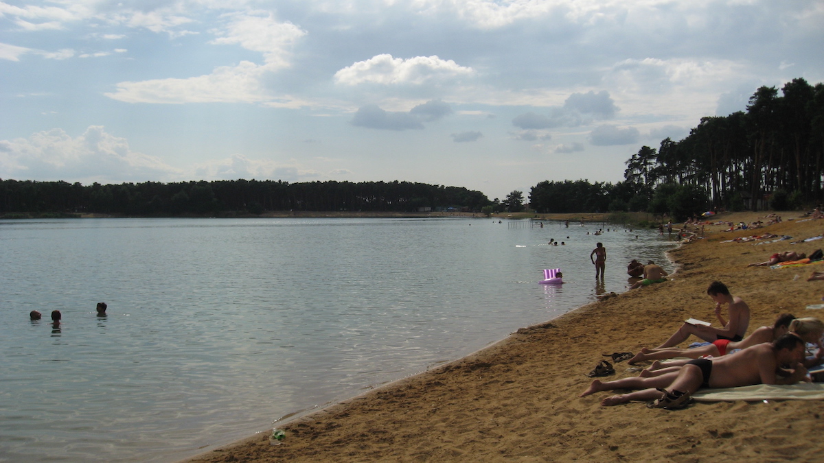 Jezero Lhota nedaleko Prahy láká na písčité pláže a nezvykle průzračnou vodu
