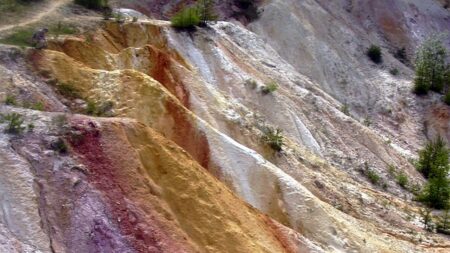 Lom u Sevastopolu klesá 14 metrů pod hladinu moře. Oranžová barva stěn má geologický původ, ne chemický