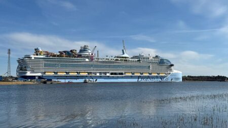 Největší výletní loď světa je pětkrát větší než Titanic a denně spotřebuje 250 tun paliva