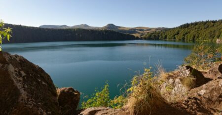 Francouzské jezero Pavin má zakázané koupání. Na dně se hromadí metan a CO₂, vrstvy vody se nemísí a plyn nemá kam uniknout