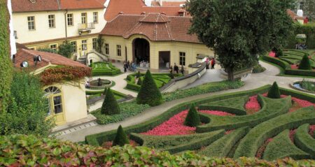 Vrtbovská zahrada v Praze patří pod UNESCO, ale nemá davy turistů. Vstup vede přes nenápadné dveře na Malé Straně
