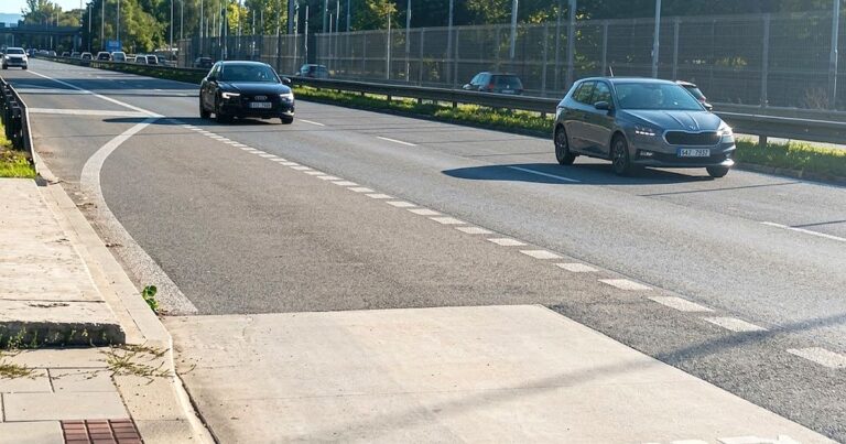 Na žlutou projíždí většina řidičů. Zákon ale rozlišuje dva scénáře a jeden z nich se posuzuje stejně jako projetí červené