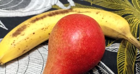 Oloupané banány hnědnou kvůli enzymu, který reaguje s kyslíkem. Vědci ho genovou úpravou vypnuli, ovoce míří do obchodů