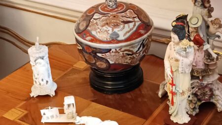 Figurky Royal Dux z vitríny po babičce mohou stát desítky tisíc. O ceně rozhoduje období výroby a jedno značení na spodní straně