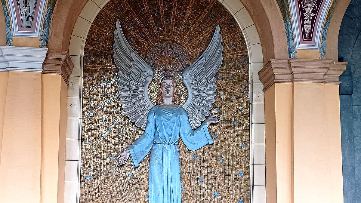 Na Malostranském hřbitově lidé nechávají vzkazy u hrobu „svaté dívky“. Funerální turistika funguje na principu genia loci