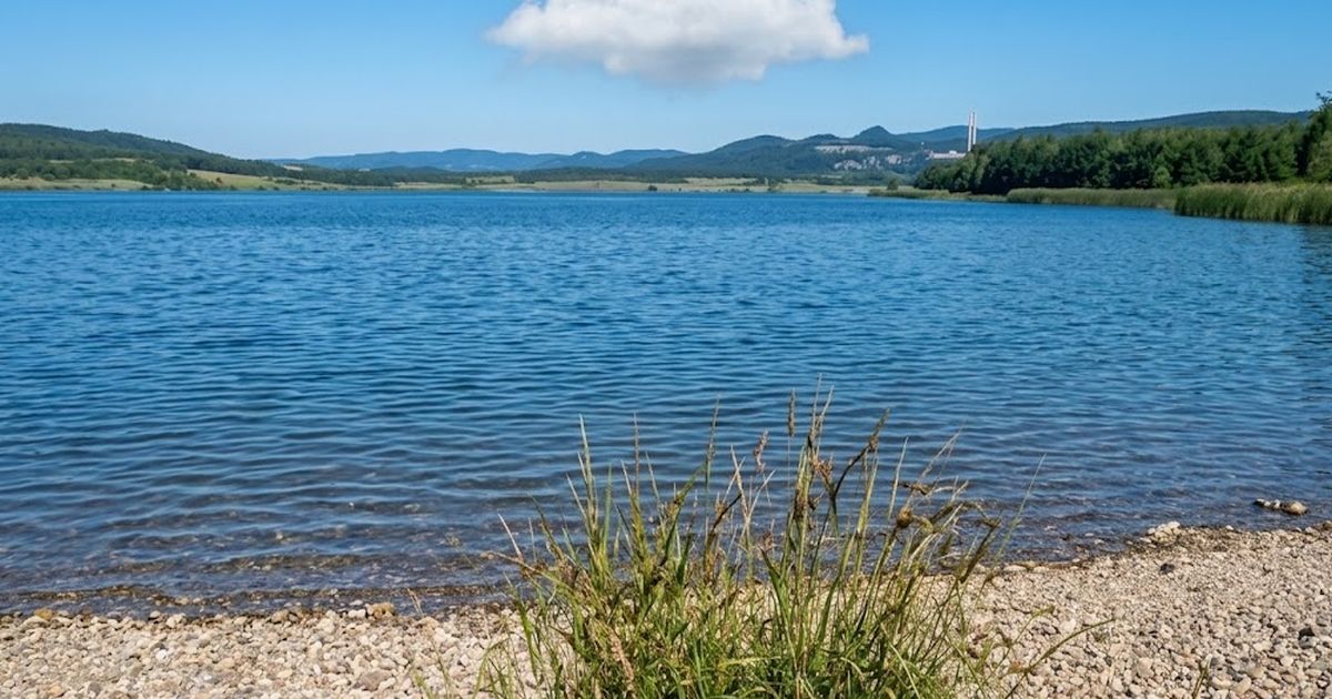 U Ústí nad Labem leží jezero, které vzniklo z povrchového dolu. Napouštělo se 14 let a na jeho břehu má žít stádo zubrů