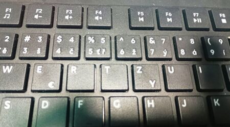 Klávesu F8 zná málokdo, přitom spouští nouzový režim Windows. Každá z řady F1 až F12 posílá systému jiný signál