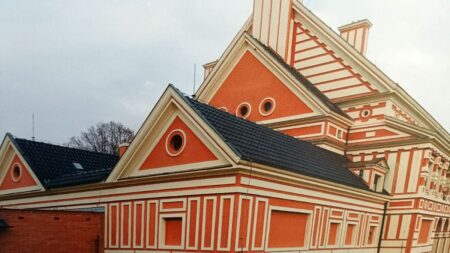 První krematorium v Česku stojí v Pardubicích a vypadá jako zámek. Rondokubistické obliny vytvářejí atmosféru, kterou si vybral Herz
