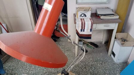 25 000 Kč za lampu ze sklepa. NAPAKO vyrábělo z chromu a opálového skla, zatímco Západ přešel na levný plast