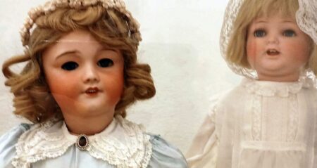Dům u české silnice pokrývají stovky panenek na provazech. Majitel vysvětluje psychologický mechanismus, který za výzdobou stojí