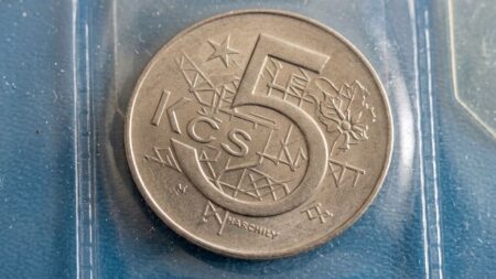Pětikoruna za 153 000 Kč vypadá jako každá jiná. Odhalí ji magnet, protože nikl nahradil stříbro až v roce 1937 jako zkušební ražba