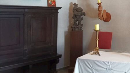 Dva bratři zdědili po otci každý jednu komodu. Jeden ji prodal za 800 korun, druhý v ní našel skrytou zásuvku s mincemi za 300 000