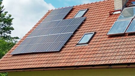 Solární panely na vodě vyrábí víc proudu než na střeše. Odpařování pod nimi ochlazuje články a zvyšuje účinnost křemíku