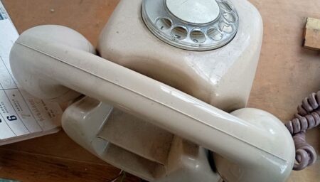 Telefony z ČSSR se prodávají za tisíce korun. O ceně rozhoduje barva, kterou umožnil jeden zapomenutý materiál z mléka