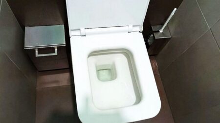 Na záchodech v Praze visí nápis ve velštině a nikdo neví proč. Řetězec nezná dodavatelský řetězec, kterým cedule prošla