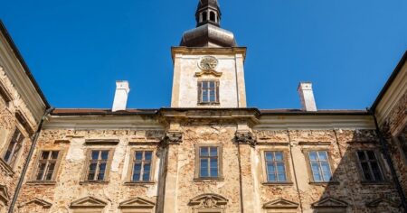 Na zámku Jezeří hrál Beethoven a bydlel Goethe. Po válce ho vojáci zničili, těžaři chtěli srovnat se zemí. Zachránila ho jedna kastelánka