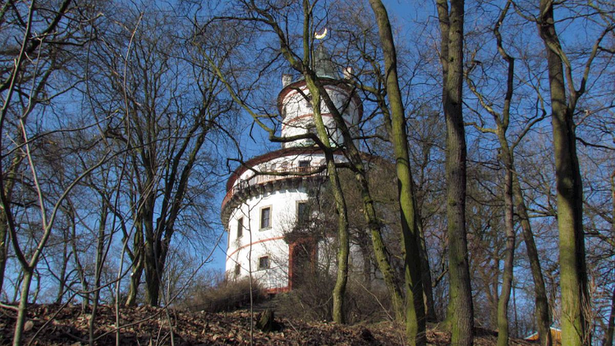 Jediný sál ve střední Evropě s 8sekundovou ozvěnou stojí u Sobotky. Elipsovitý půdorys kopíruje princip Galatské věže v Istanbulu