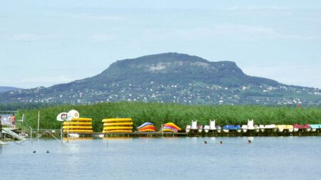 490 forintů za hodinu u Balatonu, celoročně. Město přidalo zóny přesně tam, kde řidiči parkovali zadarmo